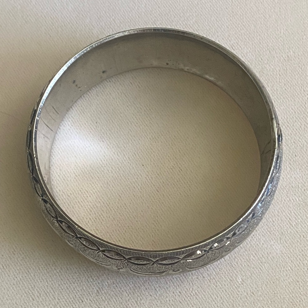 Vintage Silver Tone Etched Bangle Bracelet - Picture 5 of 10